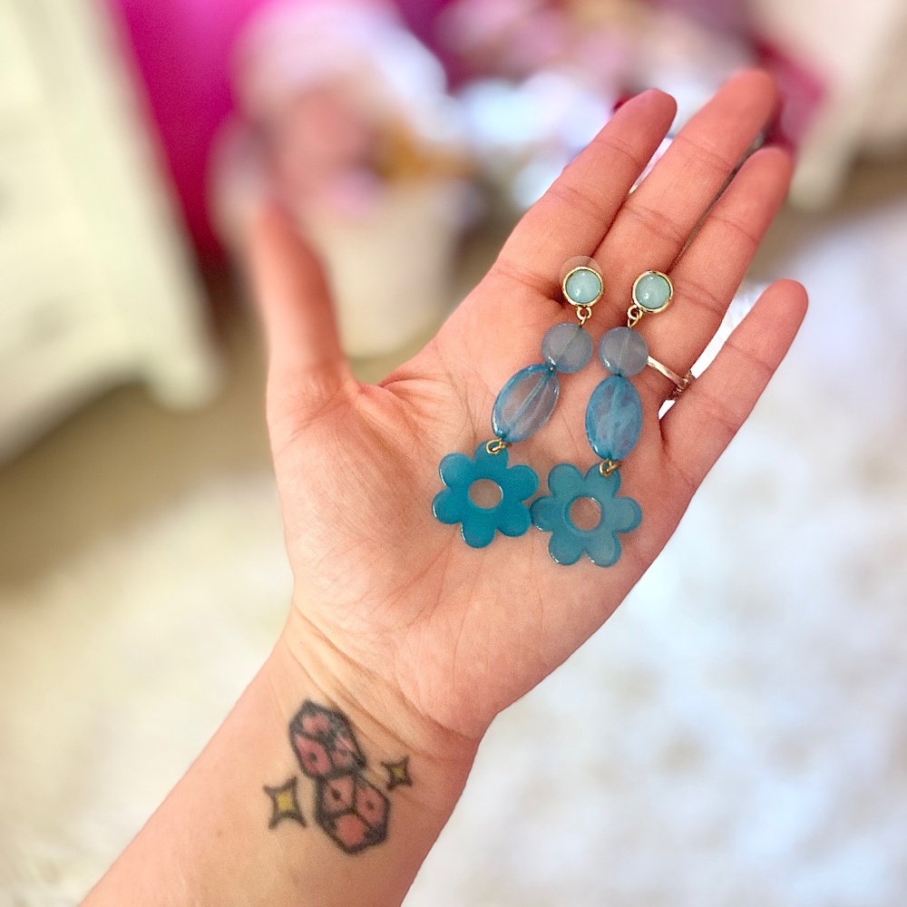 Urban Outfitters Blue Flower Acrylic Plastic Dangle Drop & Linear Earring Women